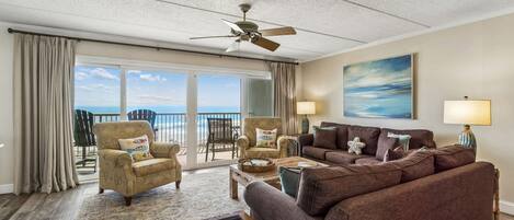 Appart'hÎtel, 3 chambres | Coin séjour | Télévision à écran plat, lecteur de DVD