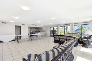 Appart'hôtel, 3 chambres | Coin séjour | Télévision à écran plat, lecteur de DVD