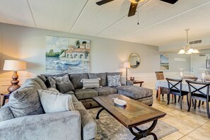 Condo, 3 Bedrooms | Living area