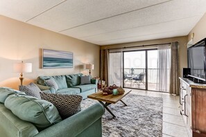 Condo, 2 Bedrooms | Living area