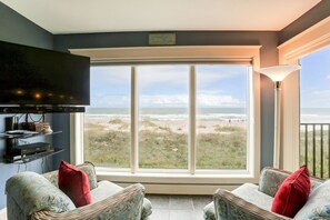 Condo, 2 quartos | Área de estar | TV, DVD player