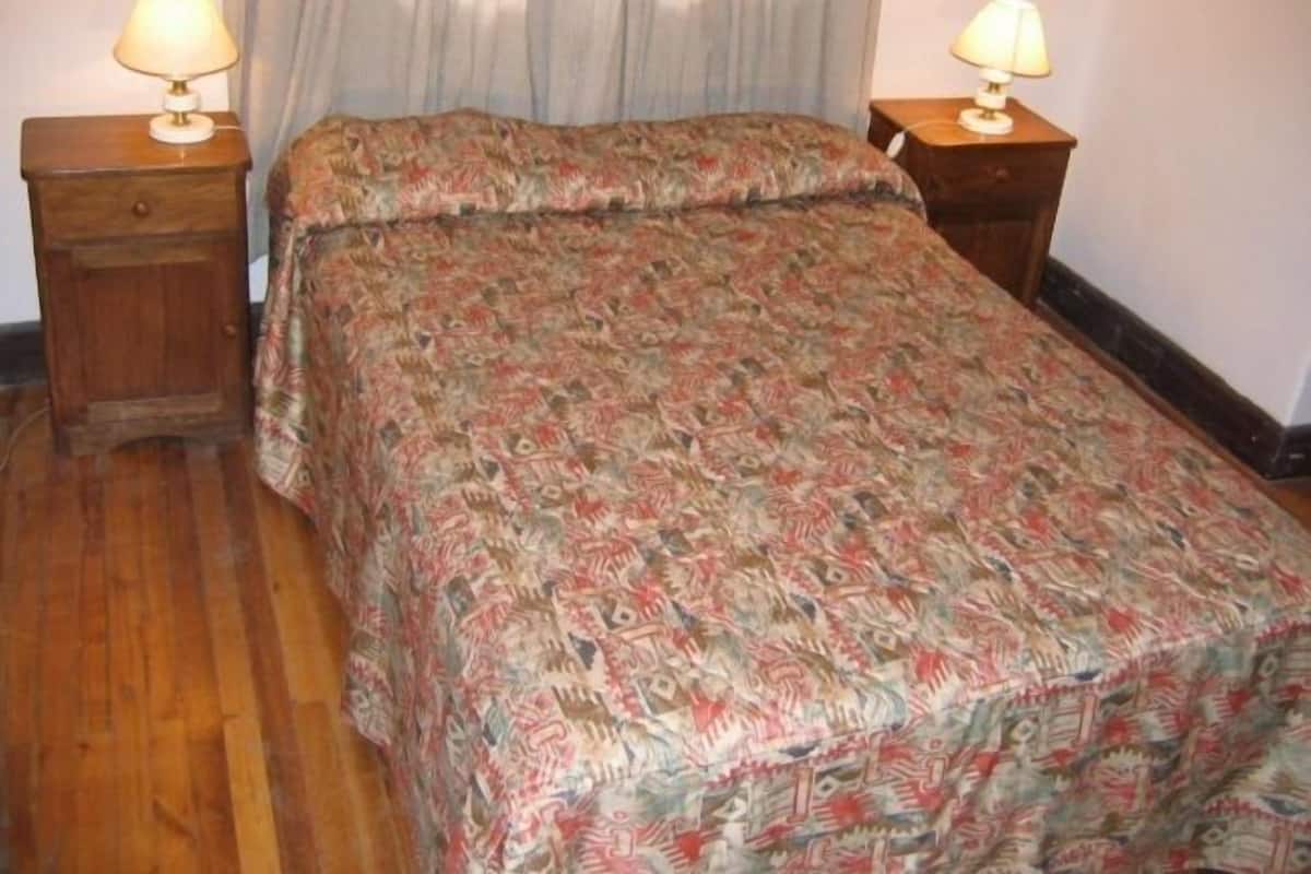 Economy Double Room, 1 Katil Kelamin (Double), Private Bathroom | Peralatan tempat tidur premium, peti besi dalam bilik