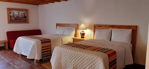 Individually decorated, desk, free WiFi, bed sheets - Quinta La Huerta (Tlalpujahua)