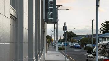 Un edificio con un letrero que dice "QUEST" en la fachada.