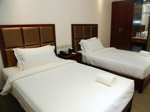 Minibar, in-room safe, free WiFi, bed sheets - Big Hotel Suites (Mandaue)