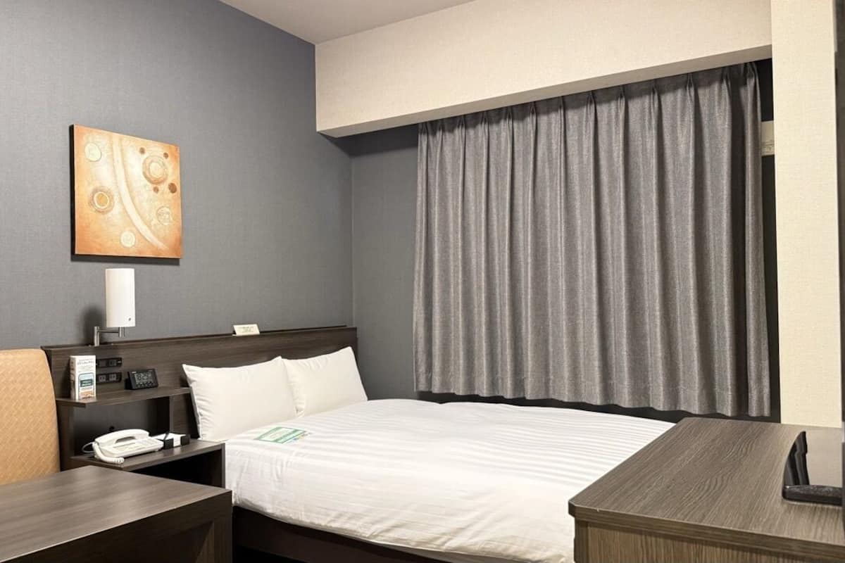 Escritorio, wifi gratis y ropa de cama 