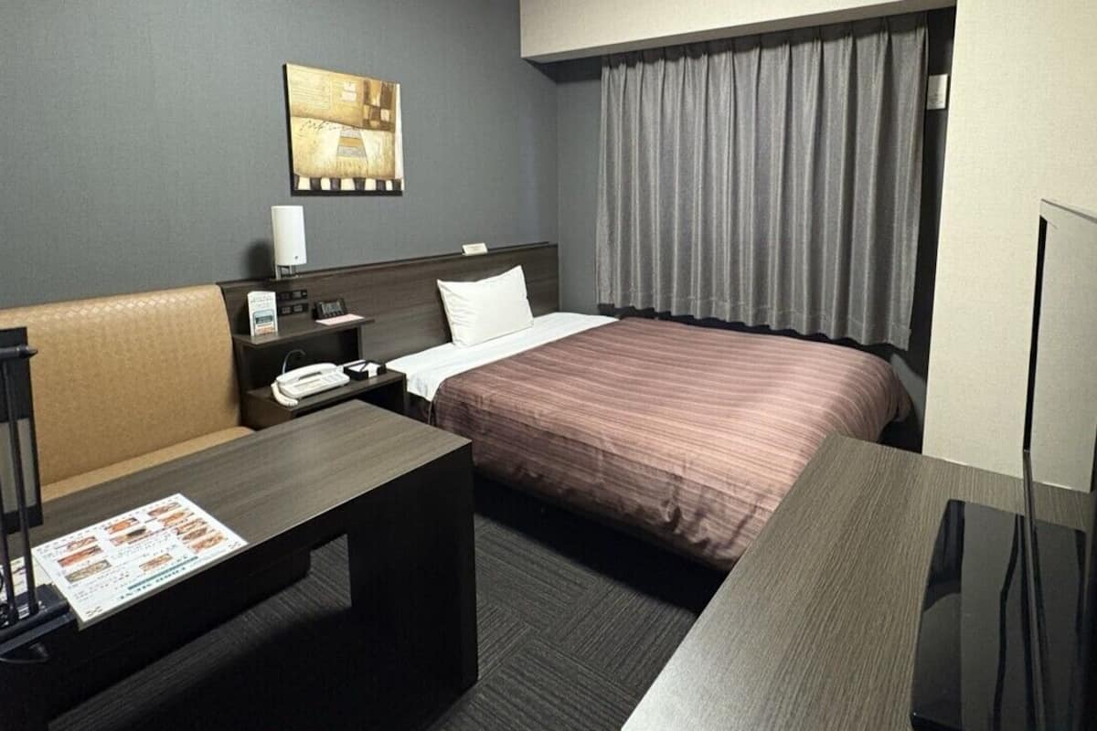 Escritorio, wifi gratis y ropa de cama