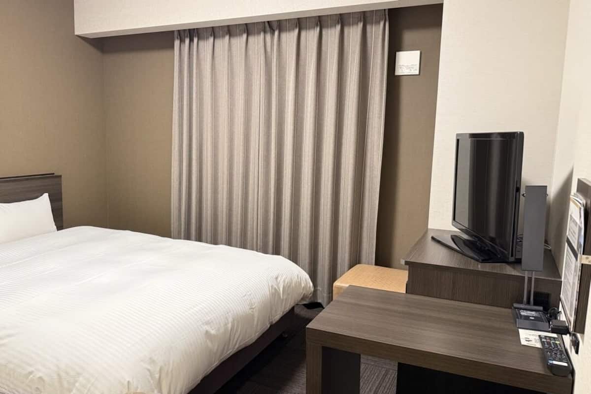 Escritorio, wifi gratis y ropa de cama 