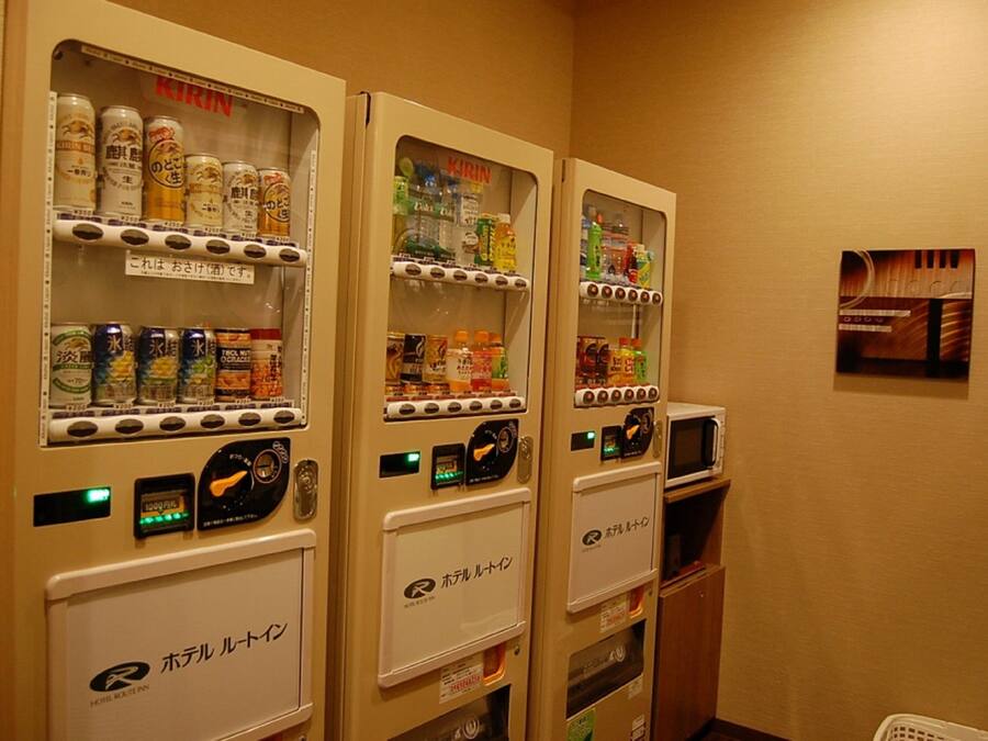 Automat mit verschiedenen Getränken und Snacks.