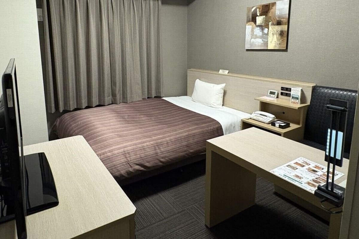 Escritorio, wifi gratis y ropa de cama