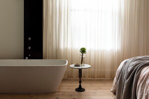 مغطس/حوض استحمام عميق