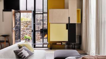 Suite (Suite Three) | Área de sala de estar | Televisión de pantalla plana y reproductor de DVD