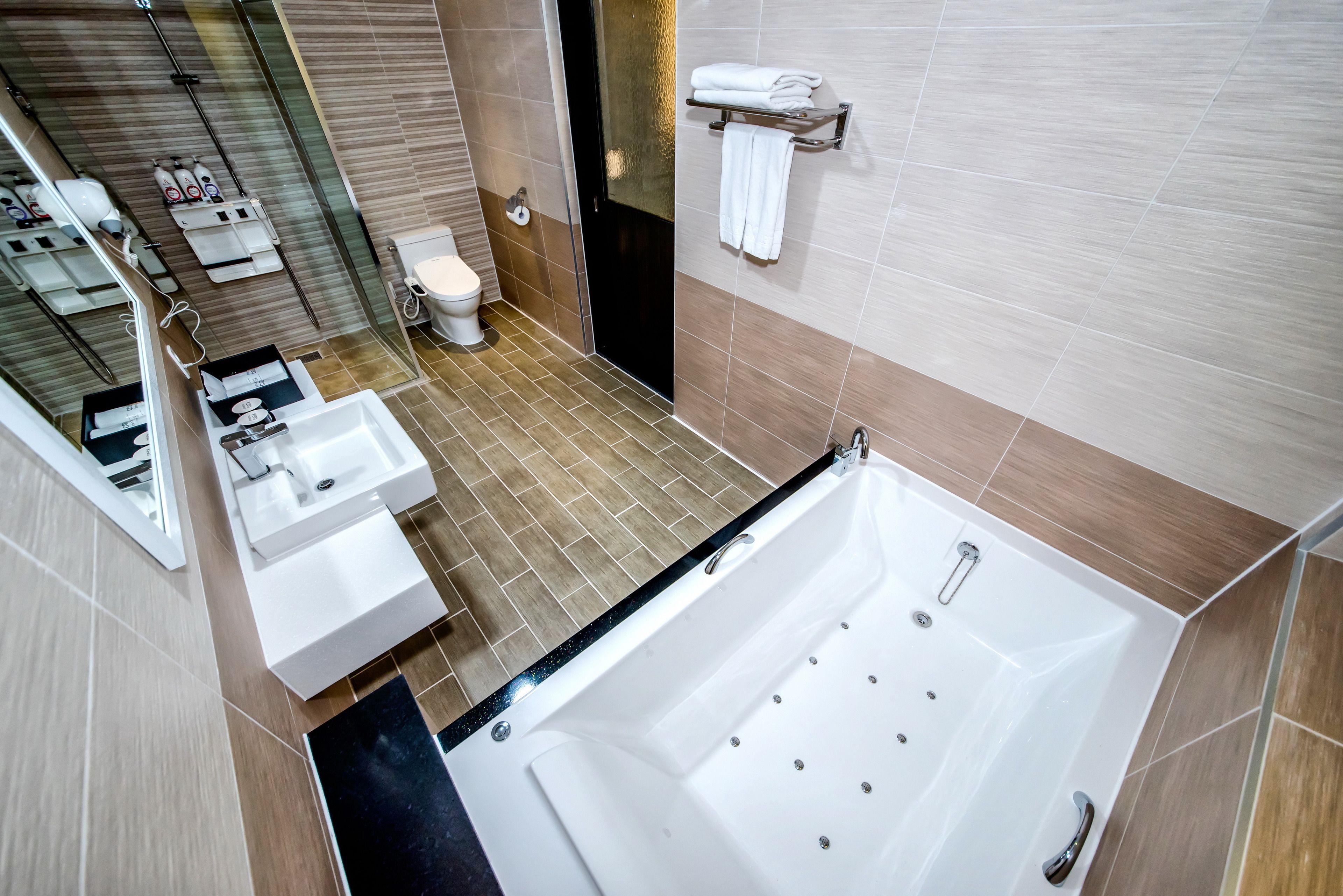 separate bathtub and shower, jetted bath, rainfall showerhead