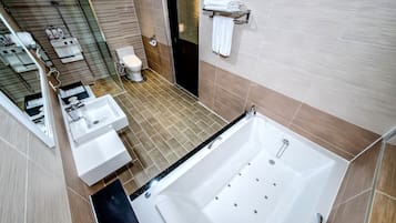 Separate bathtub and shower, jetted bath, rainfall showerhead