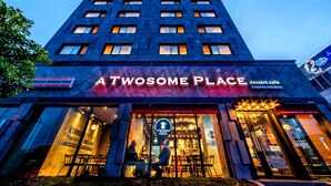 Un edificio con un letrero que dice "ATWOSOME PLACE, cafetería de postres".