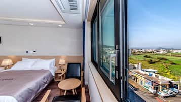 Roupas de cama premium, edredons de pluma, Wi-Fi de cortesia