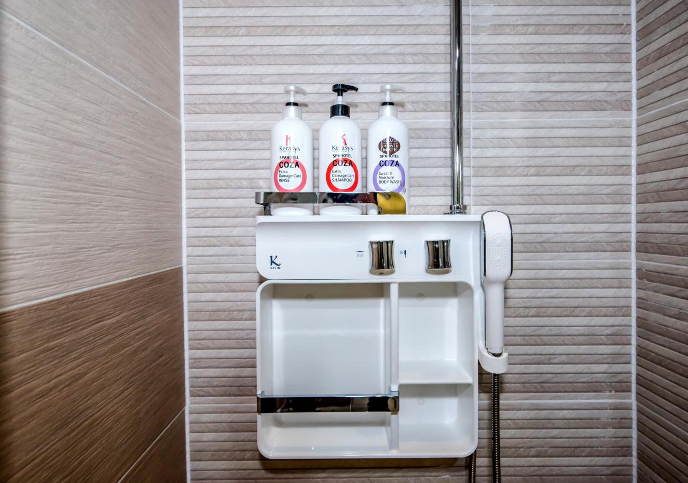 separate bathtub and shower, jetted bath, rainfall showerhead