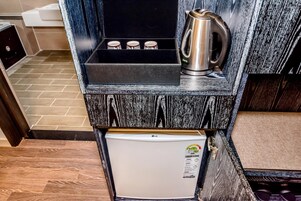 冰箱、茶具/咖啡用具、电热水壶