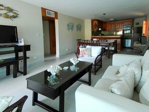 Two Bedroom Apartment | Oppholdsrom | Flatskjerm-TV og bordtennis