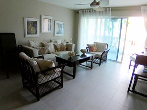 Two Bedroom Apartment | Oppholdsrom | Flatskjerm-TV og bordtennis