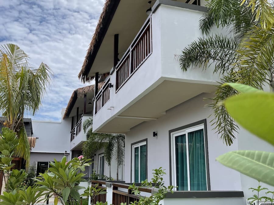 Family Room with Bathtub | Minibar, desk, free WiFi, bed sheets