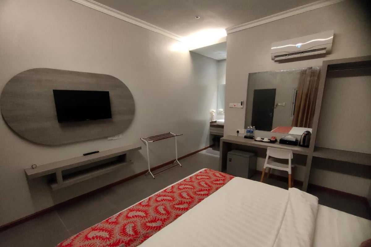 Minibar, desk, WiFi (free), bed sheets