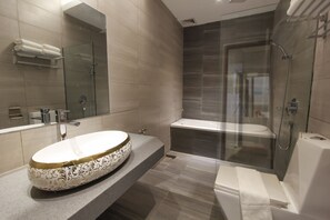Family Room with Bathtub | Bathroom | Free toiletries, hair dryer, bidet, towels - Lavigo Resort (Langkawi)