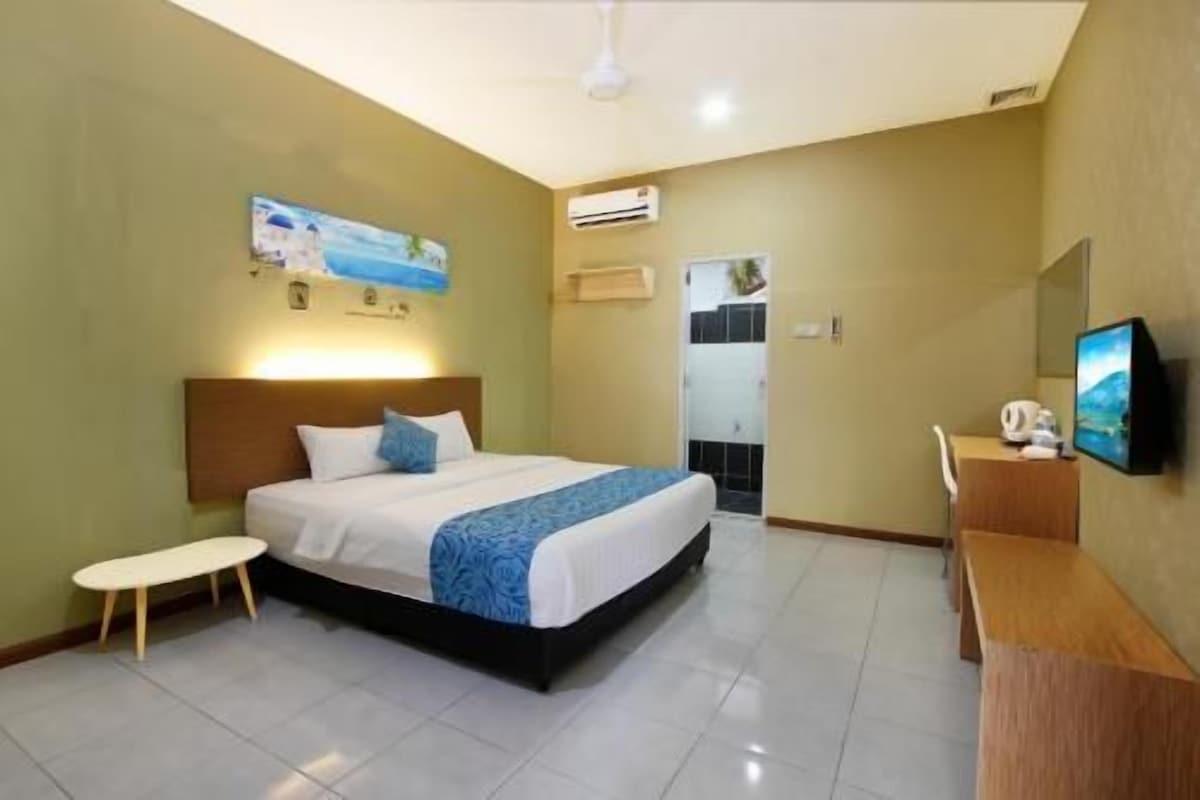 Minibar, desk, WiFi (free), bed sheets