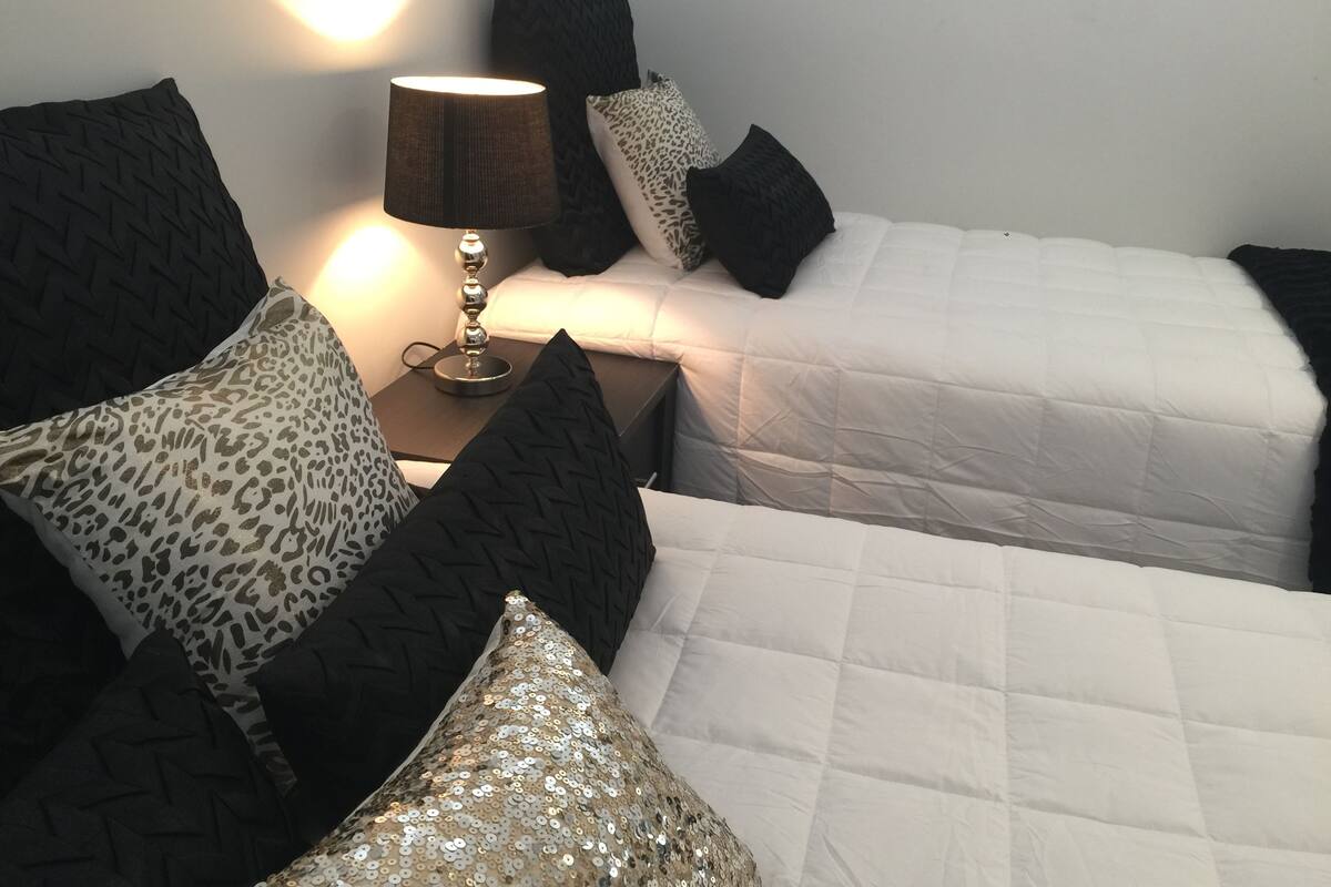 premium apartment, 3 bedrooms, harbour view, oceanfront | 3 bedrooms, premium bedding, individually decorated