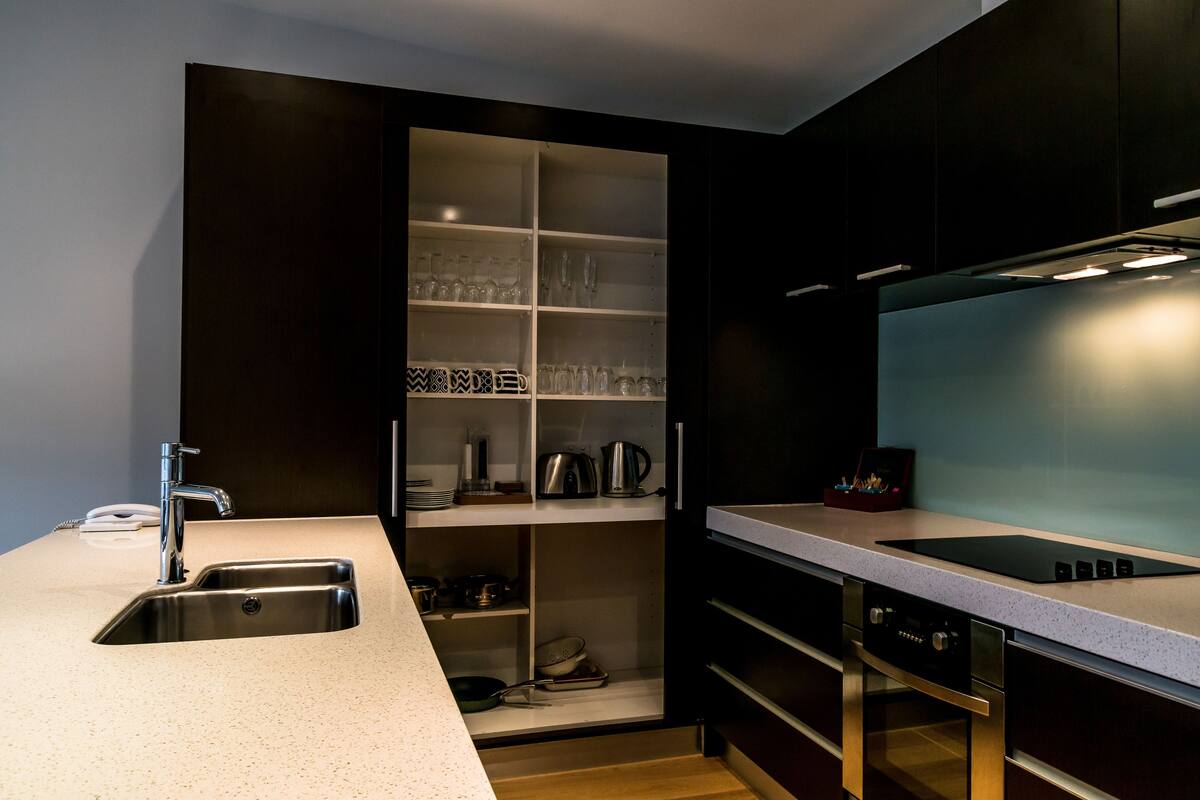 premium apartment, 3 bedrooms, harbour view, oceanfront | private kitchen | full-sized fridge, microwave, oven, stovetop