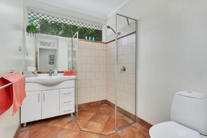 Three Bedroom Villas | Bathroom | Free toiletries, hair dryer, towels - Driftaway Holiday Villas (Yorkeys Knob)