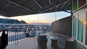 Minibar, coffres-forts dans les chambres, bureau