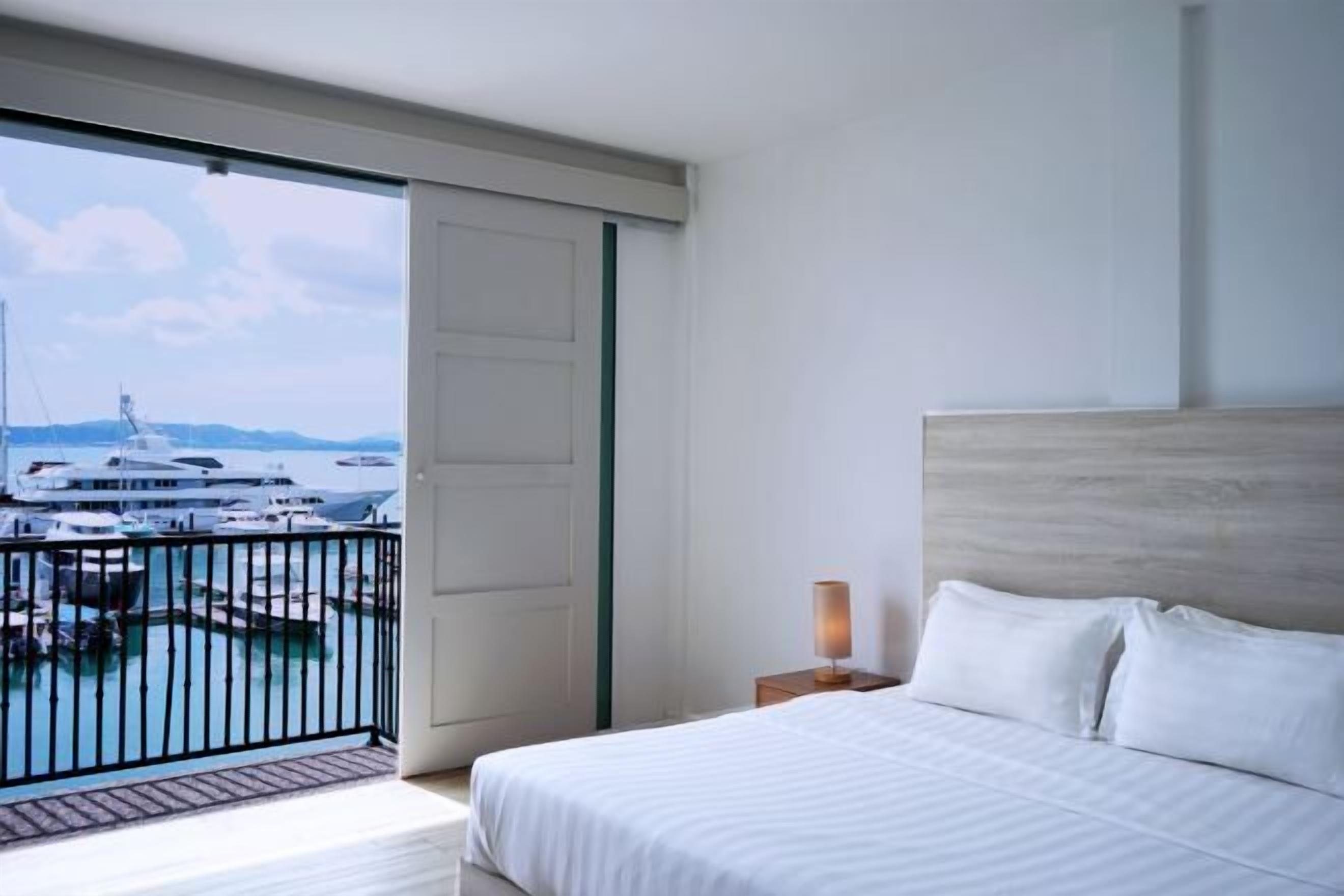 Minibar, safe på rommet, skrivebord og strykejern/-brett