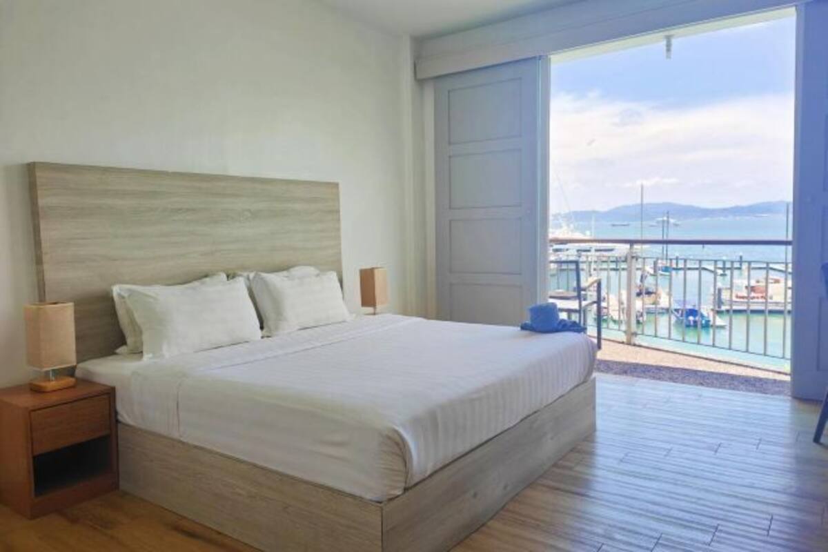 Minibar, in-room safe, desk, iron/ironing board