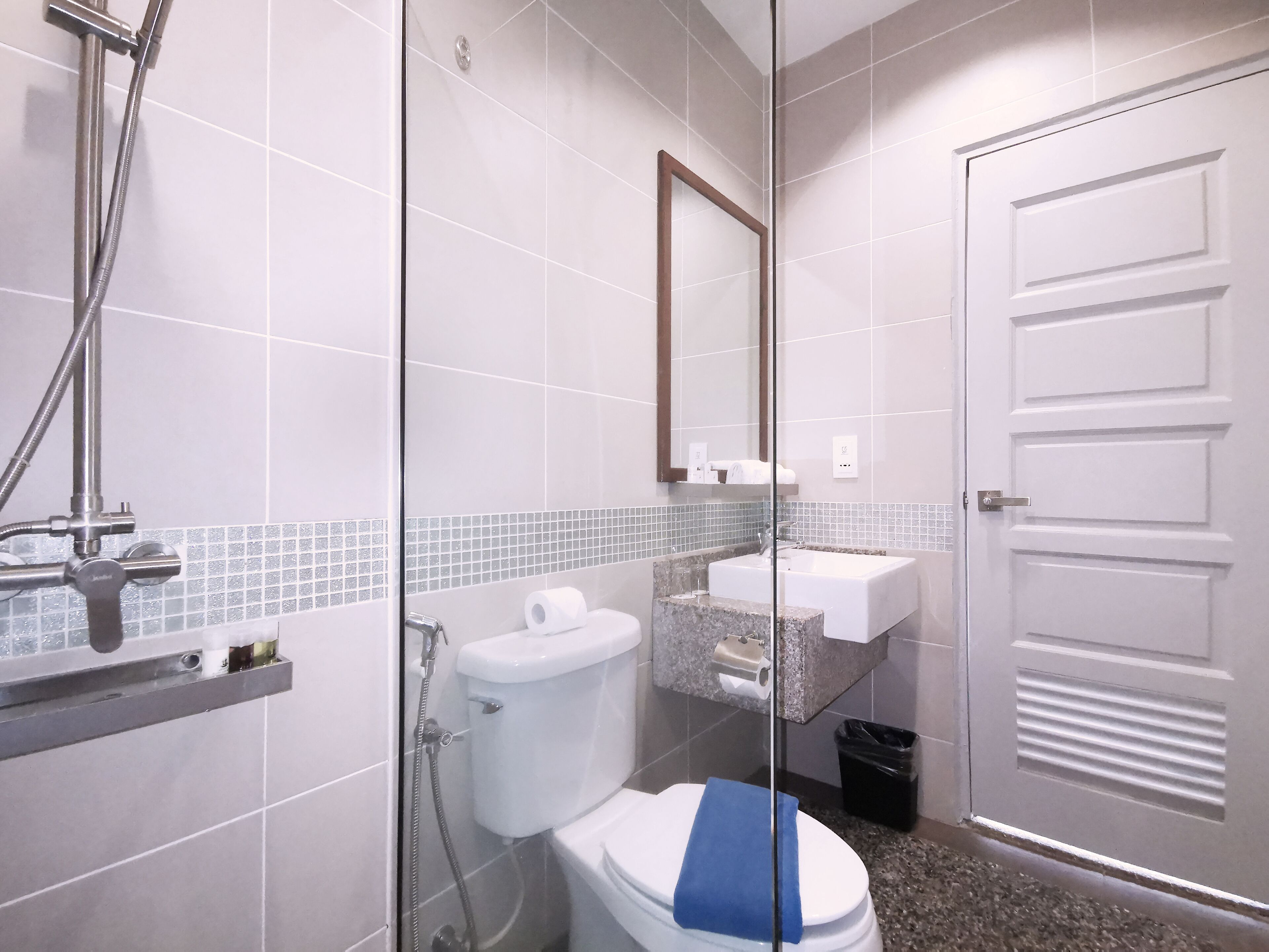 shower, free toiletries, hair dryer, slippers