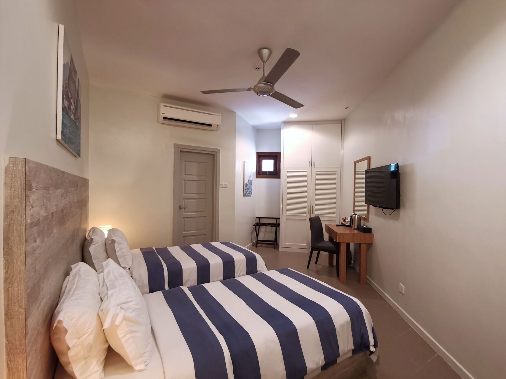 Minibar, coffres-forts dans les chambres, bureau