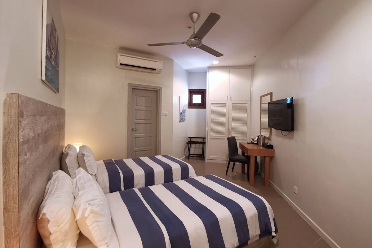 Minibar, caja de seguridad en la habitación y escritorio