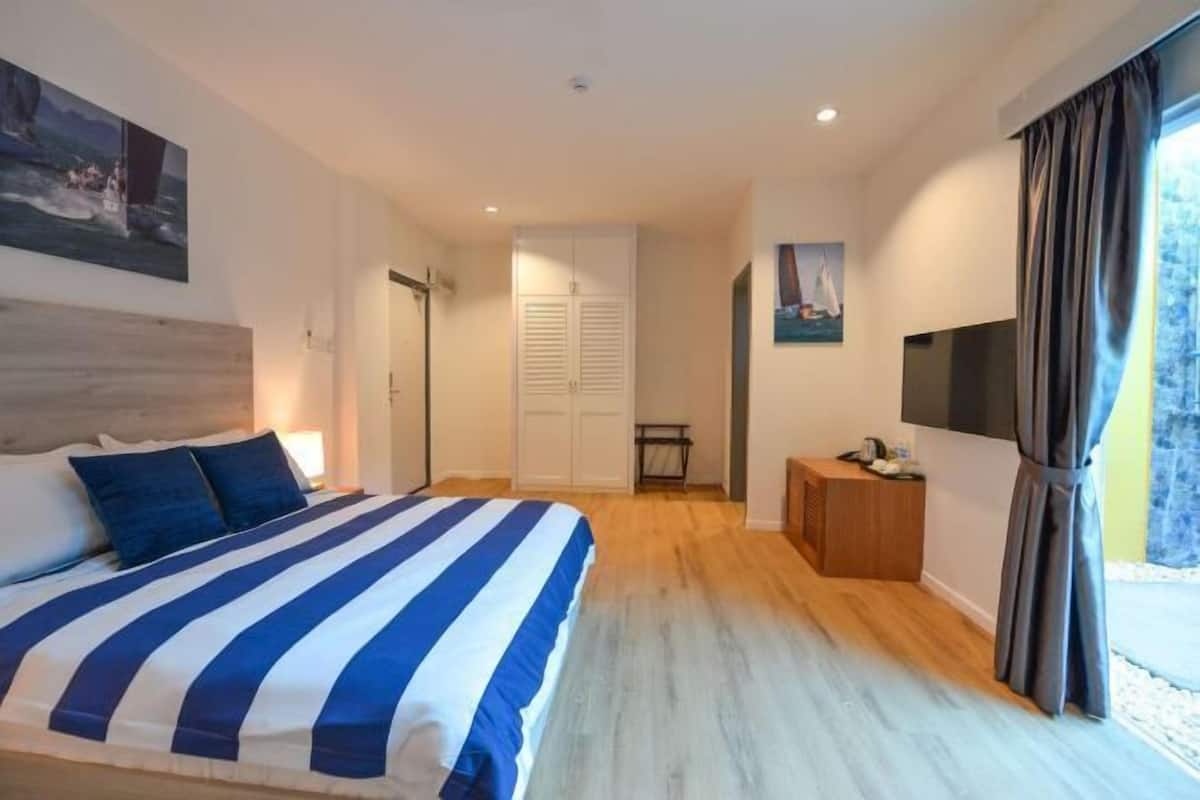 Minibar, caja de seguridad en la habitación y escritorio