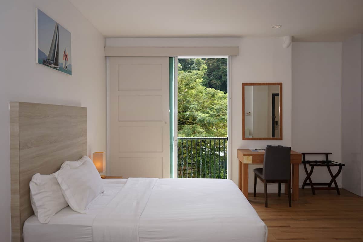 Une chambre à coucher avec un lit, un bureau et une chaise.