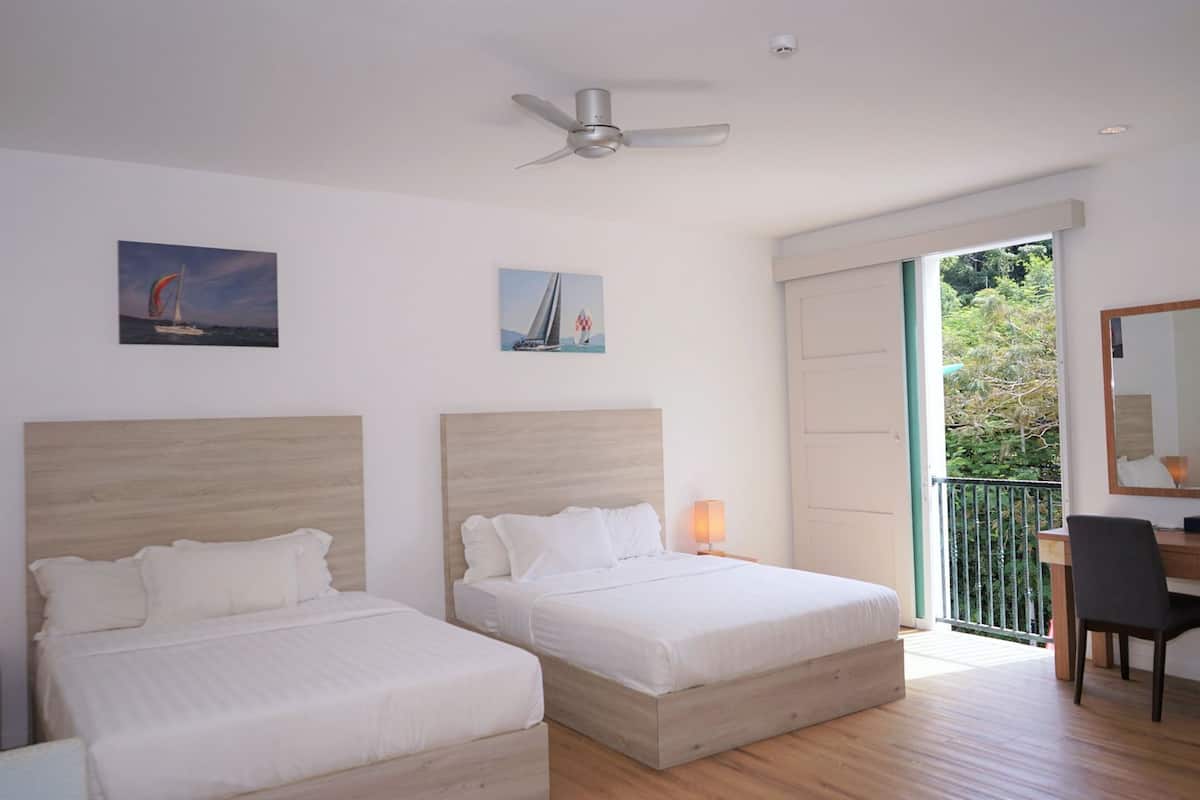 Minibar, caja de seguridad en la habitación y escritorio