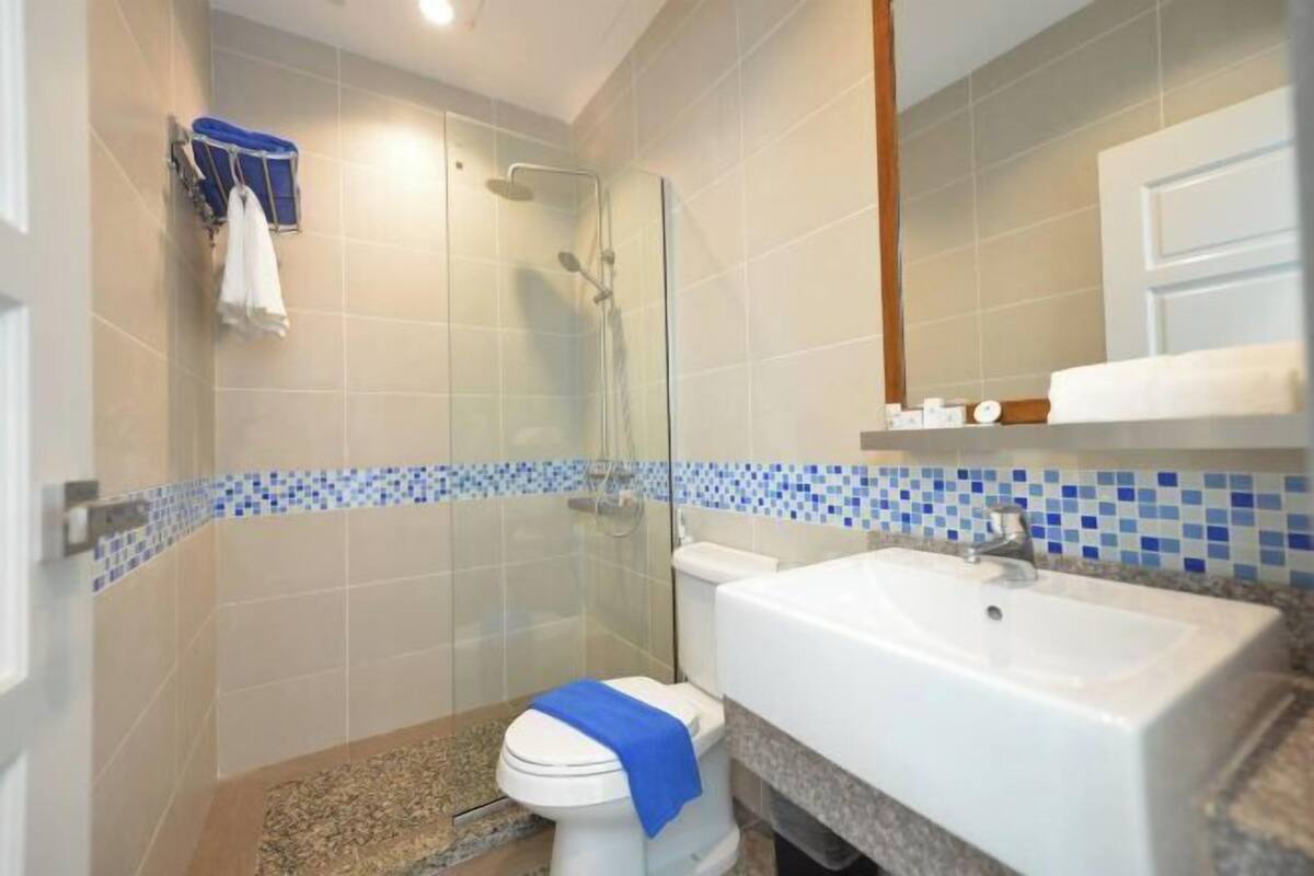 Bad | Dusj, toalettartikler (inkludert), hårføner og tøfler