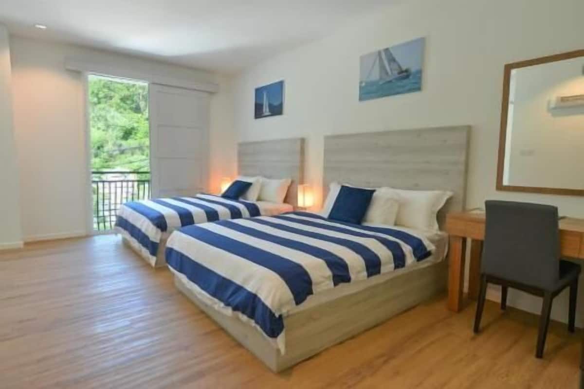 Minibar, in-room safe, desk, iron/ironing board