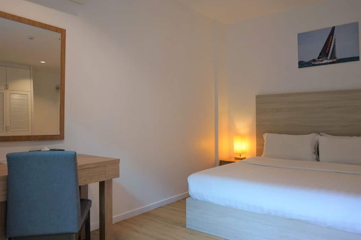 Minibar, caja de seguridad en la habitación y escritorio