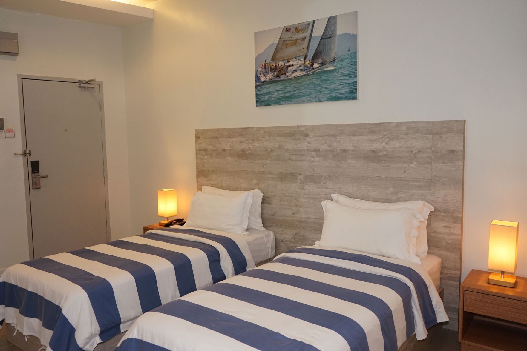 Minibar, coffres-forts dans les chambres, bureau