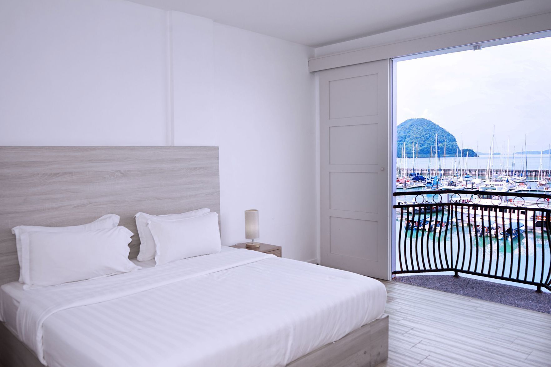 Minibar, coffres-forts dans les chambres, bureau