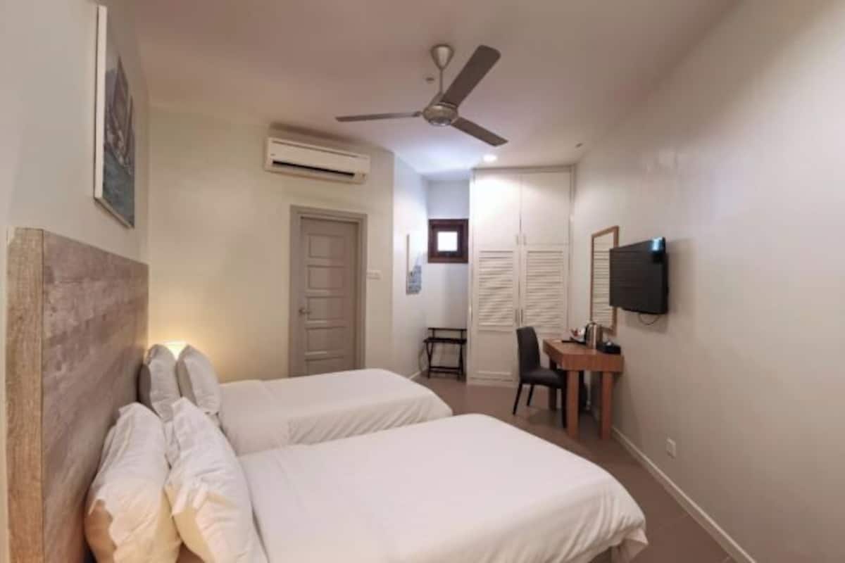 Minibar, safe på rommet, skrivebord og strykejern/-brett