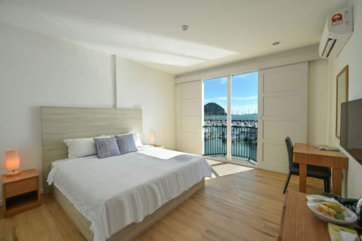 Minibar, in-room safe, desk, iron/ironing board