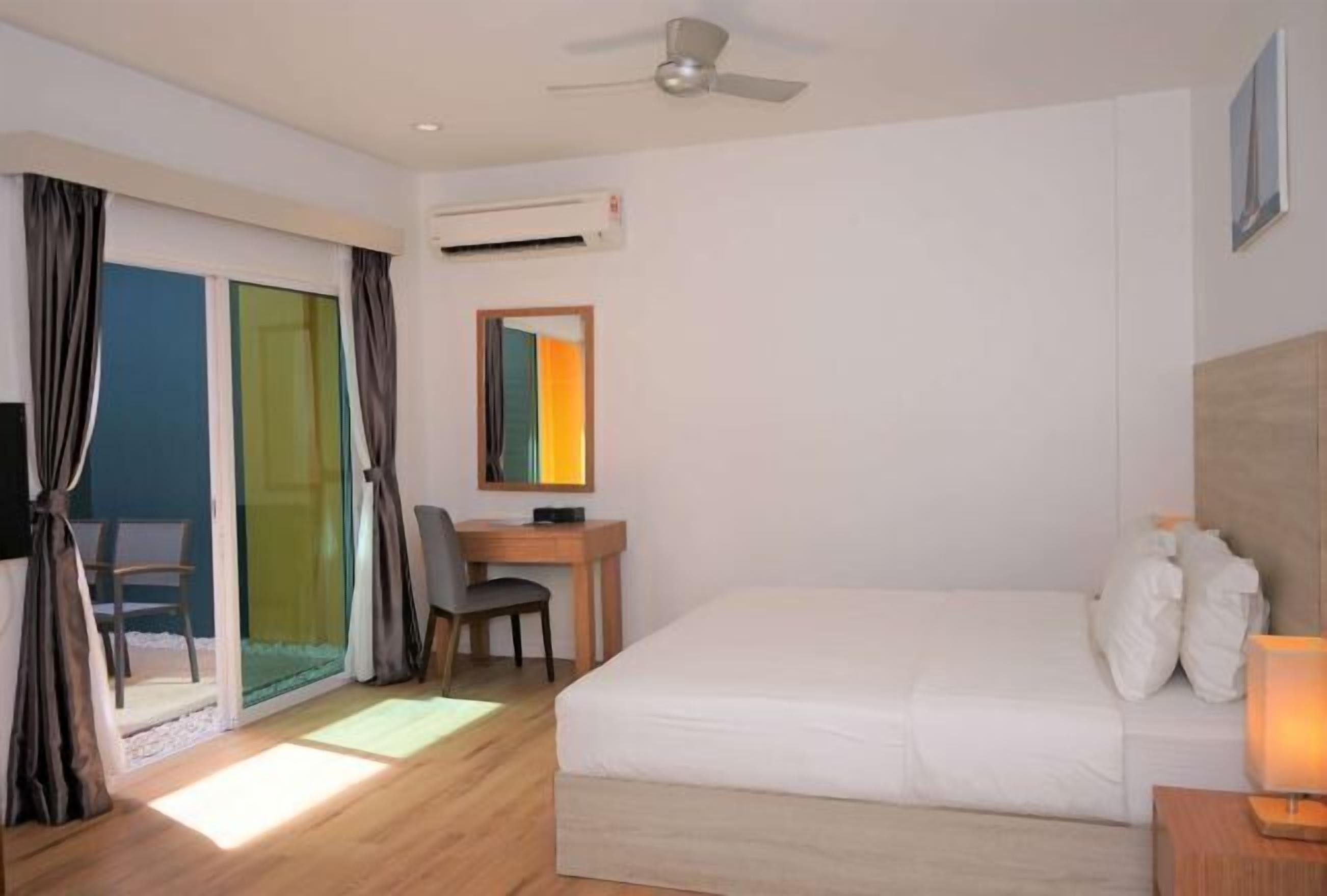 Minibar, safe på rommet, skrivebord og strykejern/-brett