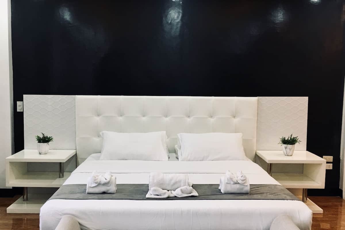 premium suite, 1 king bed | 1 bedroom, premium bedding, down duvets, desk