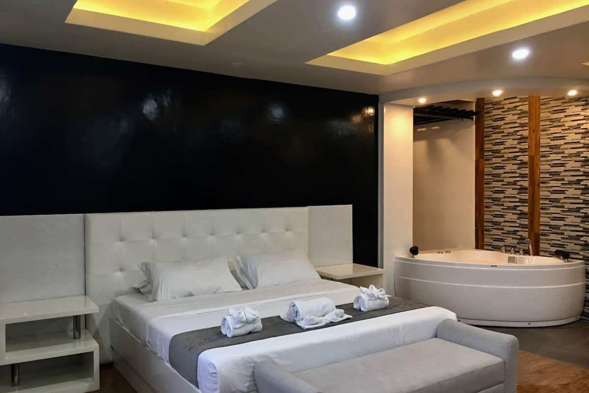 premium suite, 1 king bed | 1 bedroom, premium bedding, down duvets, desk